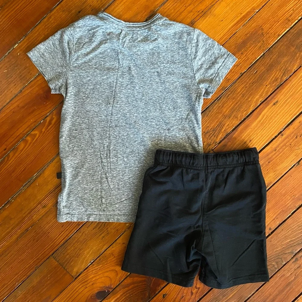 🧩3/$20 Basics Gray T-Shirt & Black Shorts Size 4-5 XS
